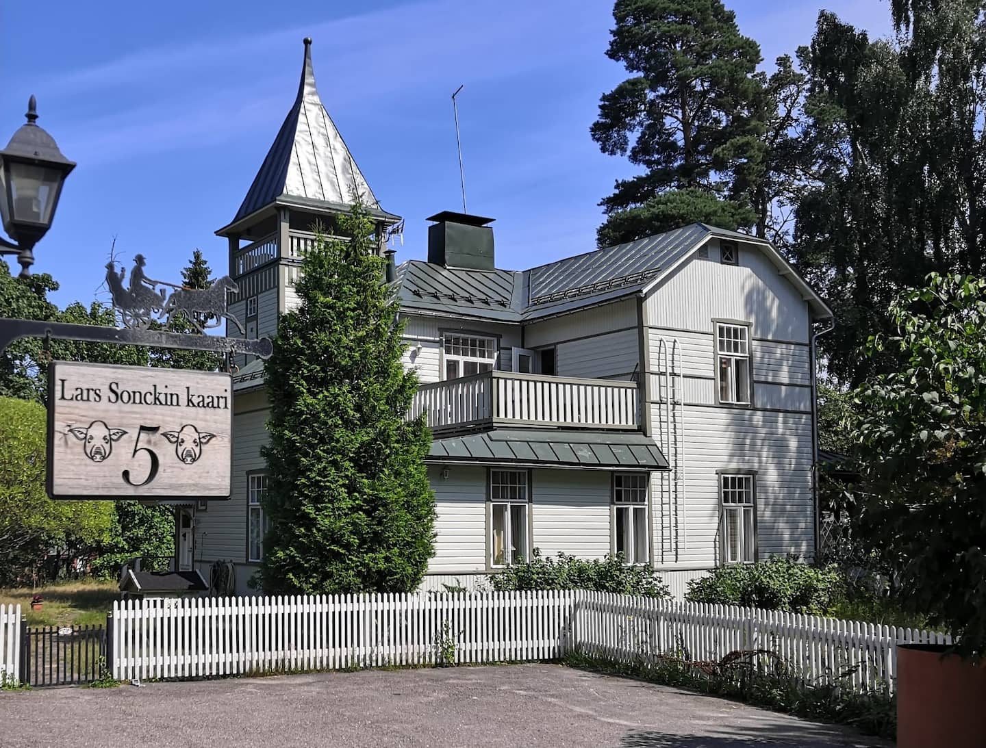 Vanha villa puutarhan siimeksessä