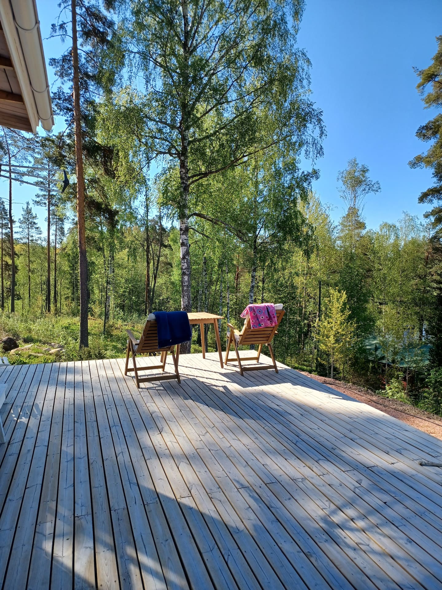 Lounge-tuolit kuistilla