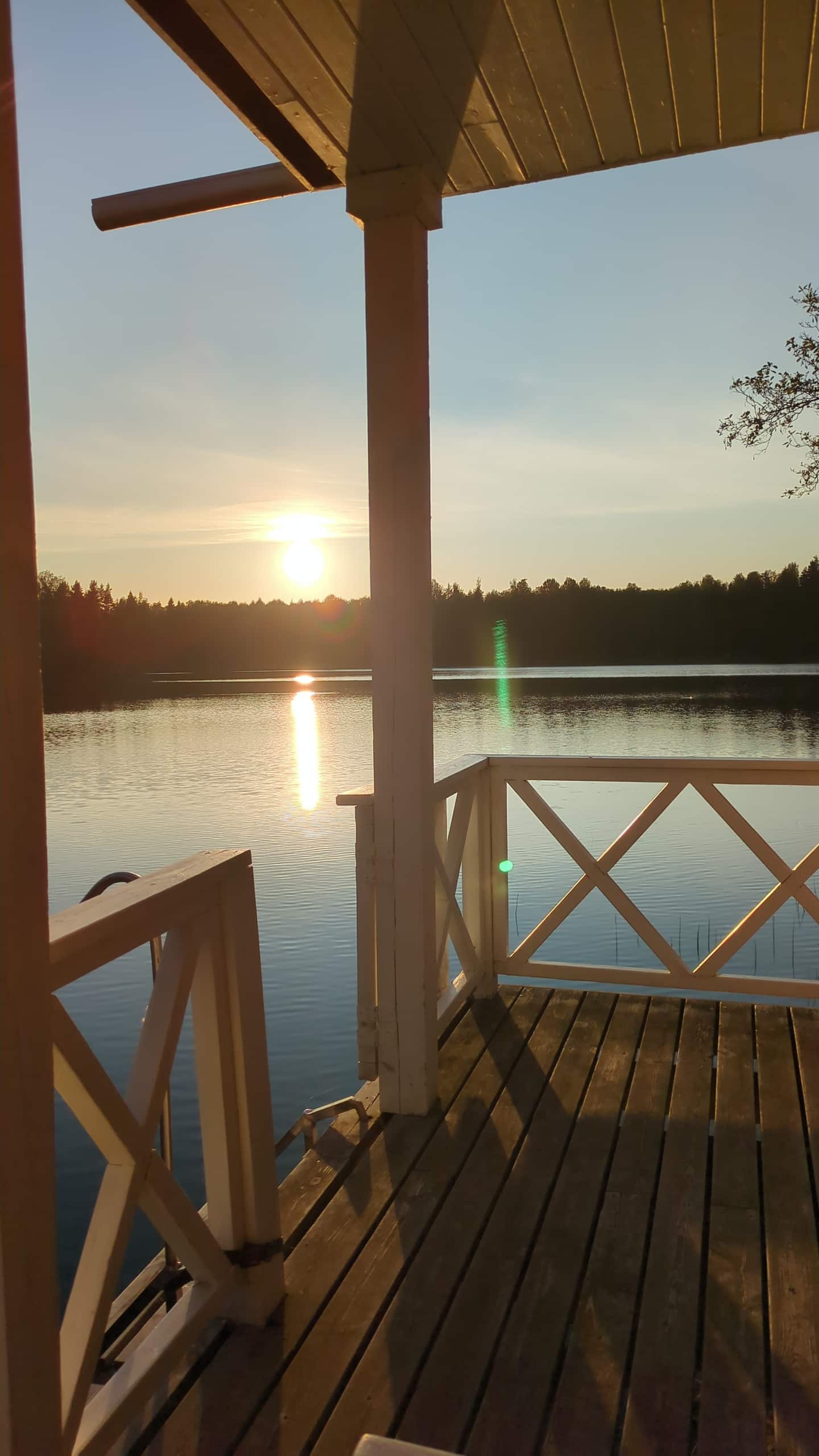 Rantasauna järven päällä auringonlaskussa